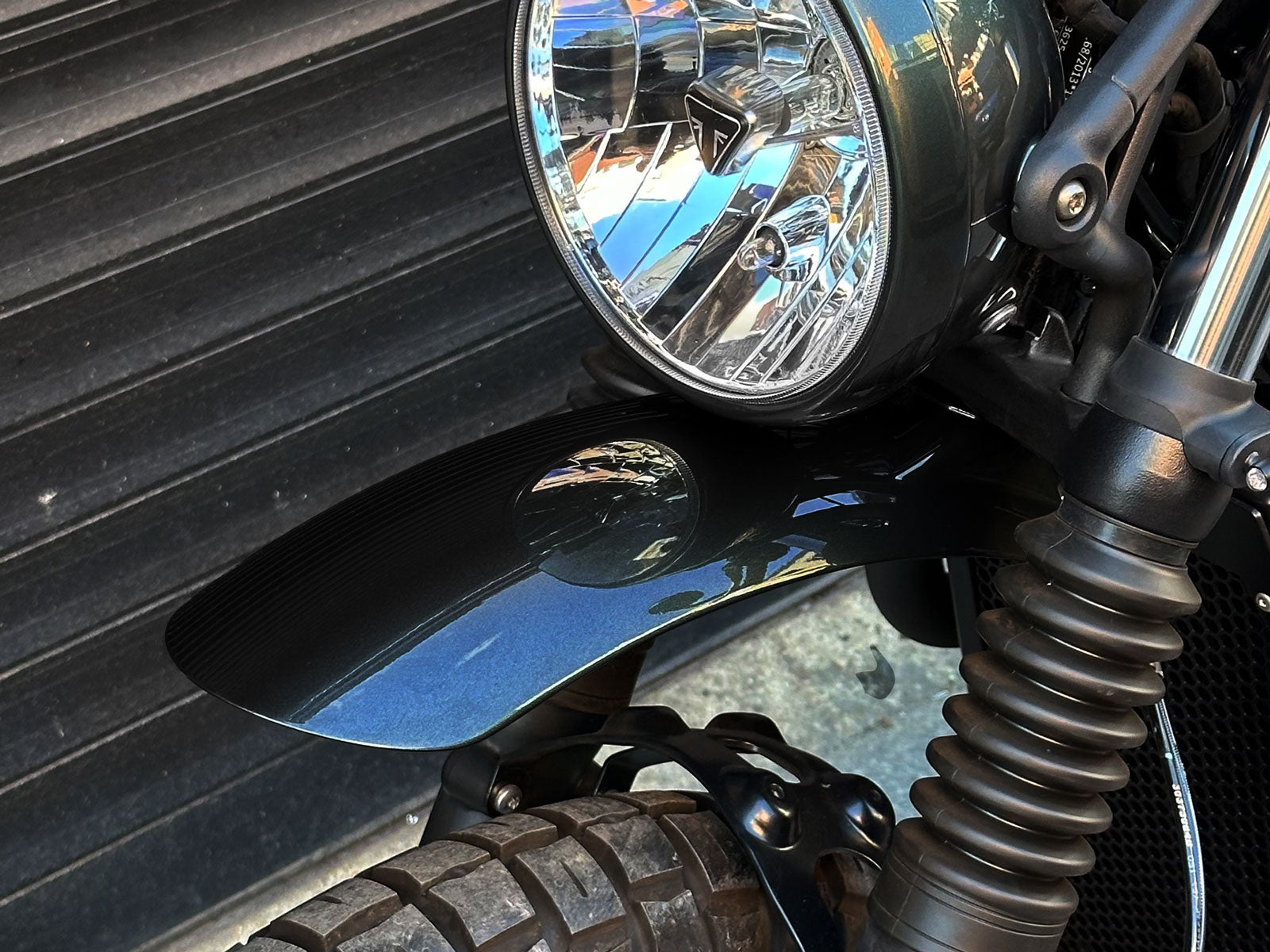 Triumph Scrambler High Fender Glossy Black Close up